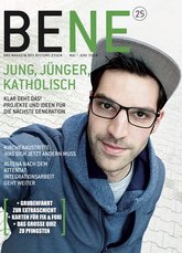 Das Cover des Bene Magazins Nummer 25 zeigt einen Mann mit Pulli und Kappe
